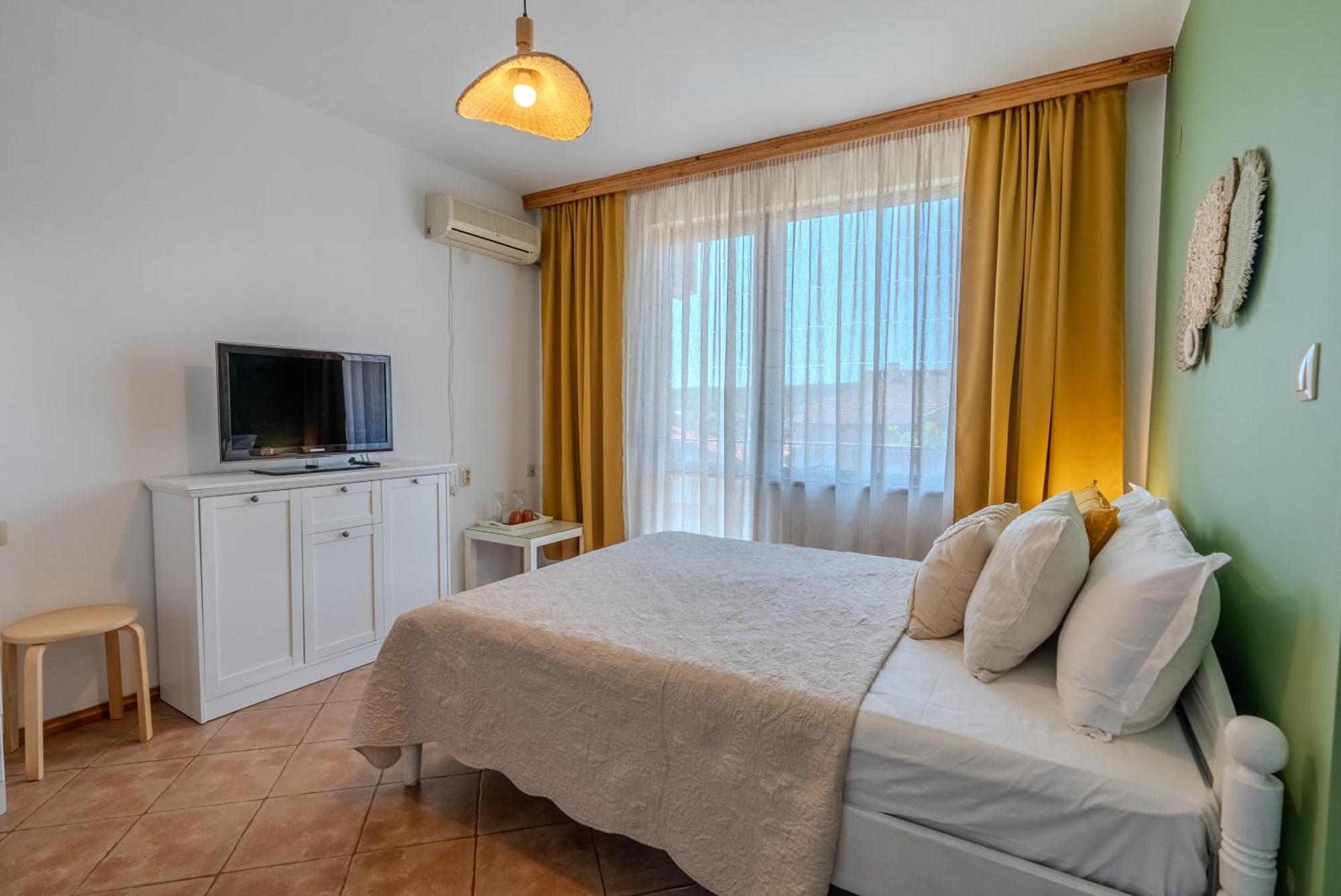 Kalina Guest Rooms Sozopol Bagian luar foto